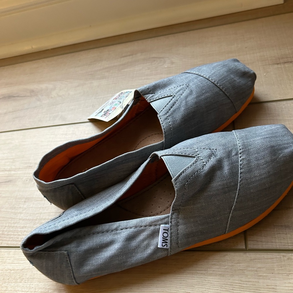 Toms - Picture 2 of 5